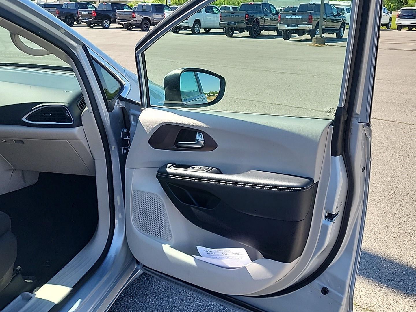 2023 Chrysler Voyager LX