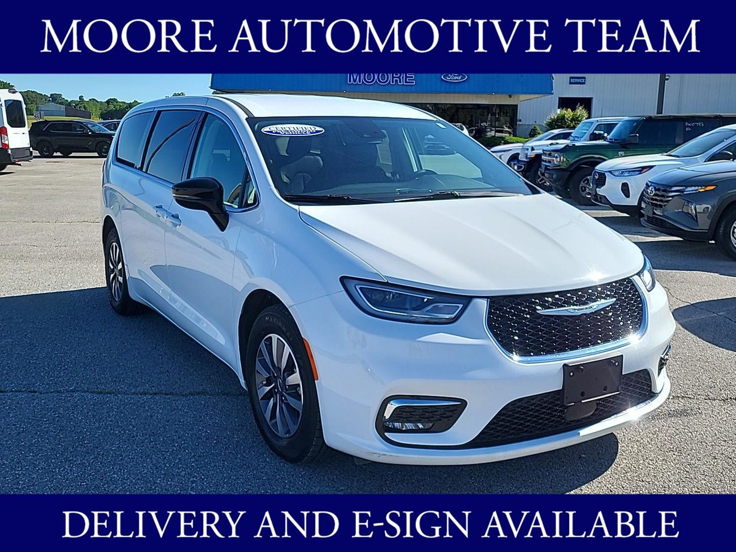 2024 Chrysler Pacifica Hybrid Select PHEV's photo