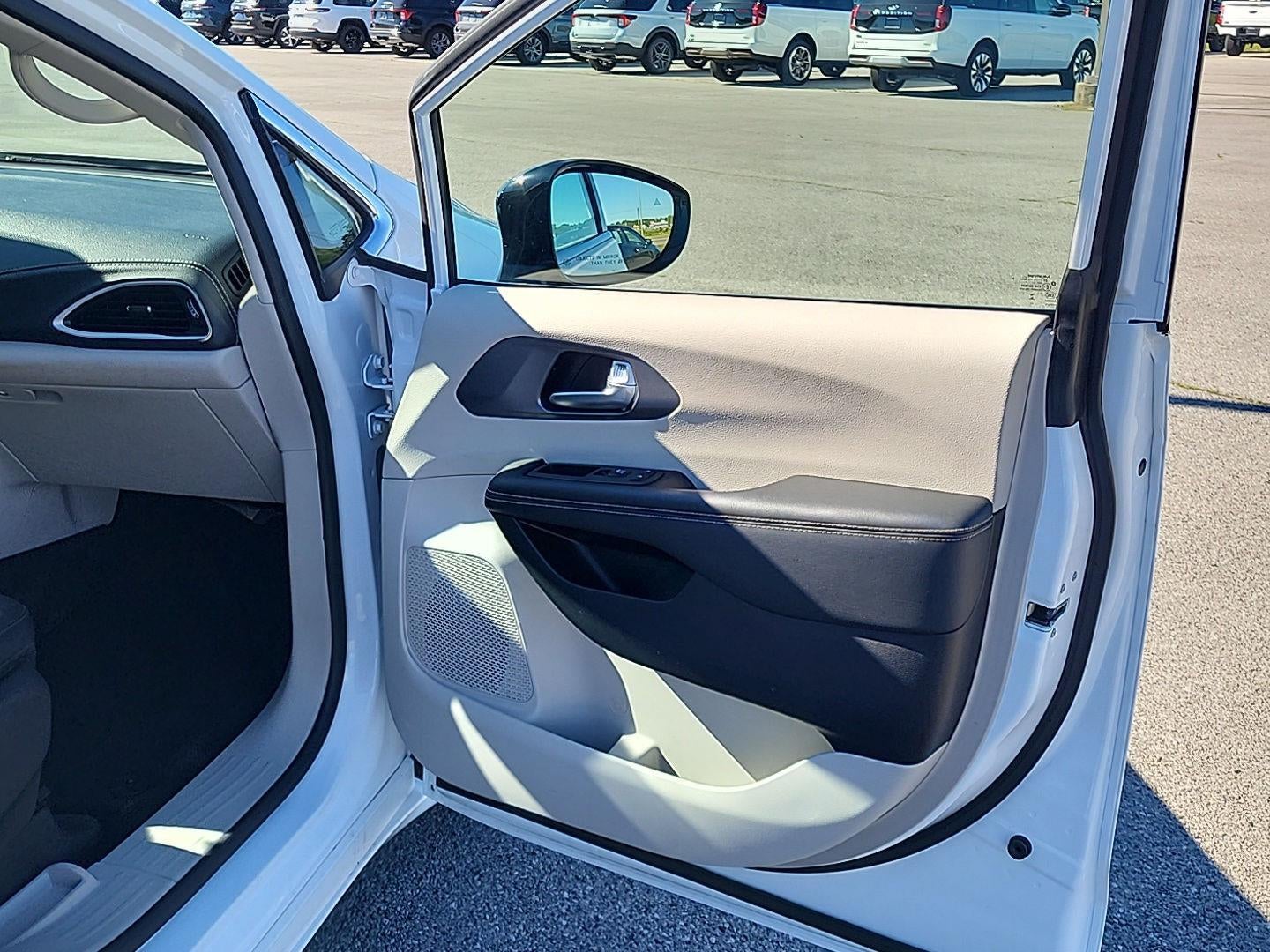 2024 Chrysler Pacifica Hybrid Select