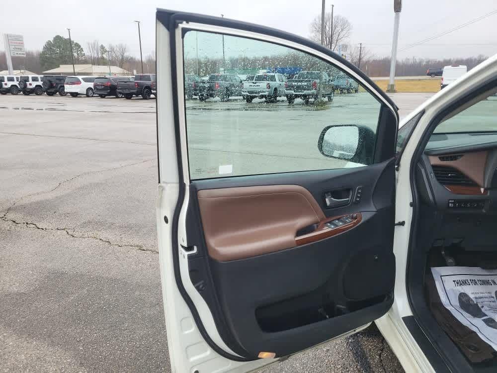 2016 Toyota Sienna Limited Premium 7-Passenger