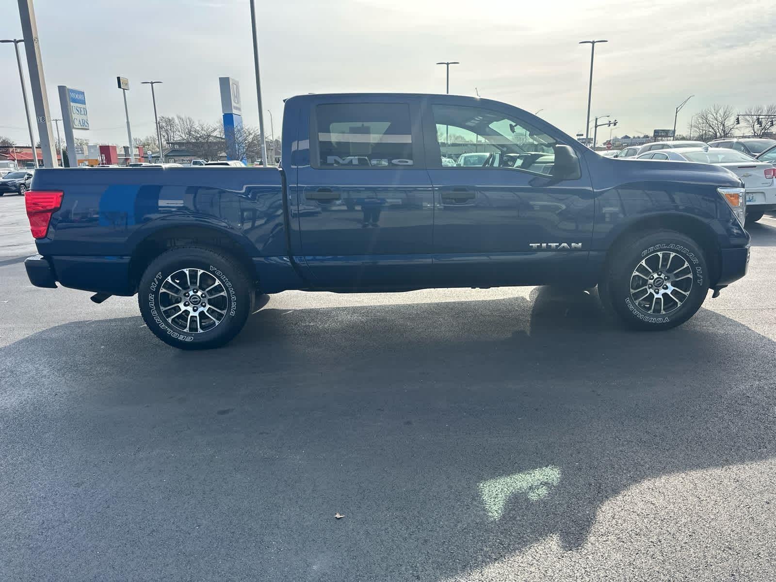 2023 Nissan TITAN SV