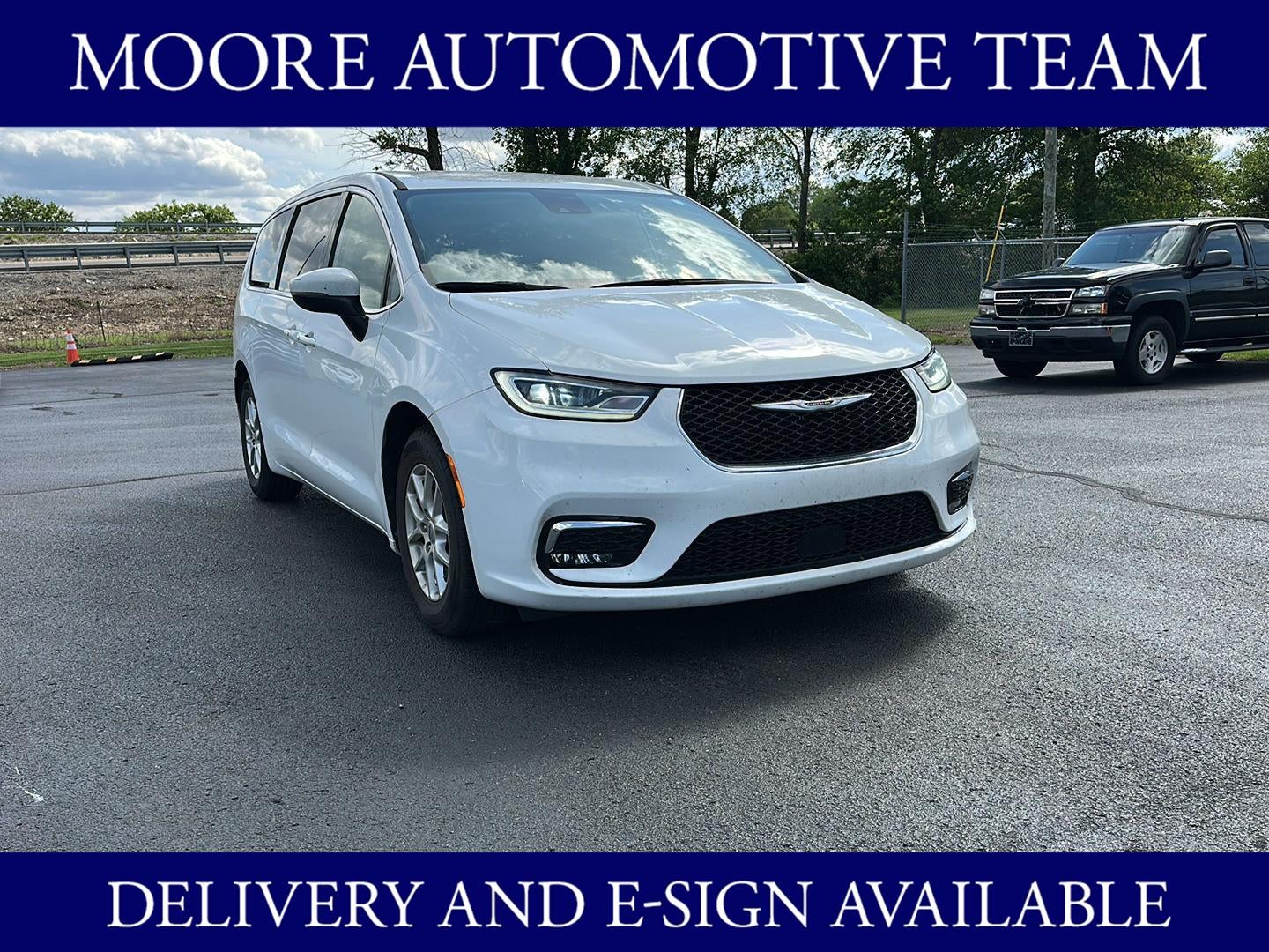 2023 Chrysler Pacifica Touring L's photo