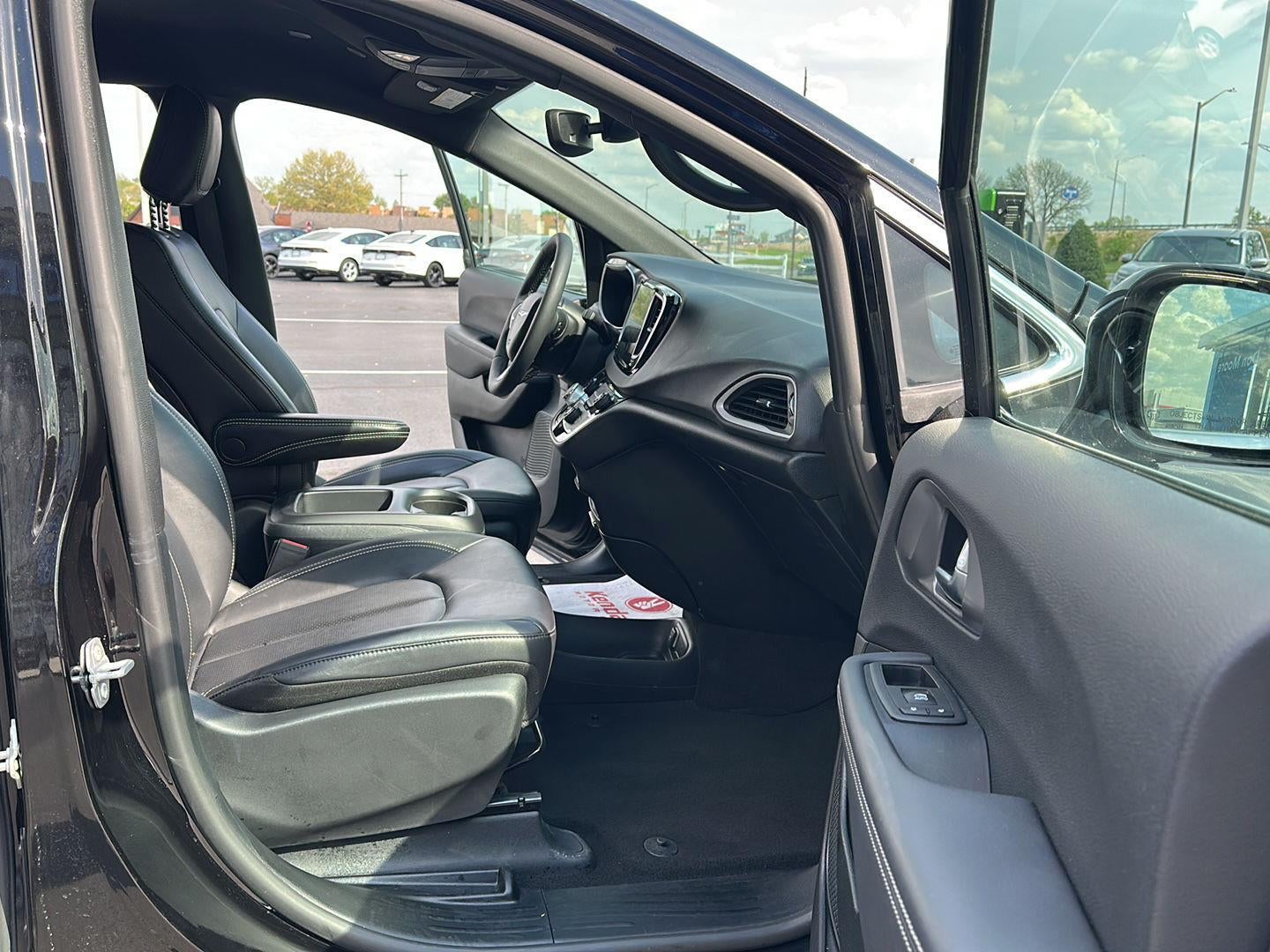 2025 Chrysler Pacifica Select