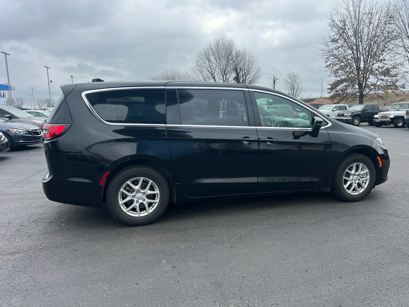 2025 Chrysler Pacifica Select