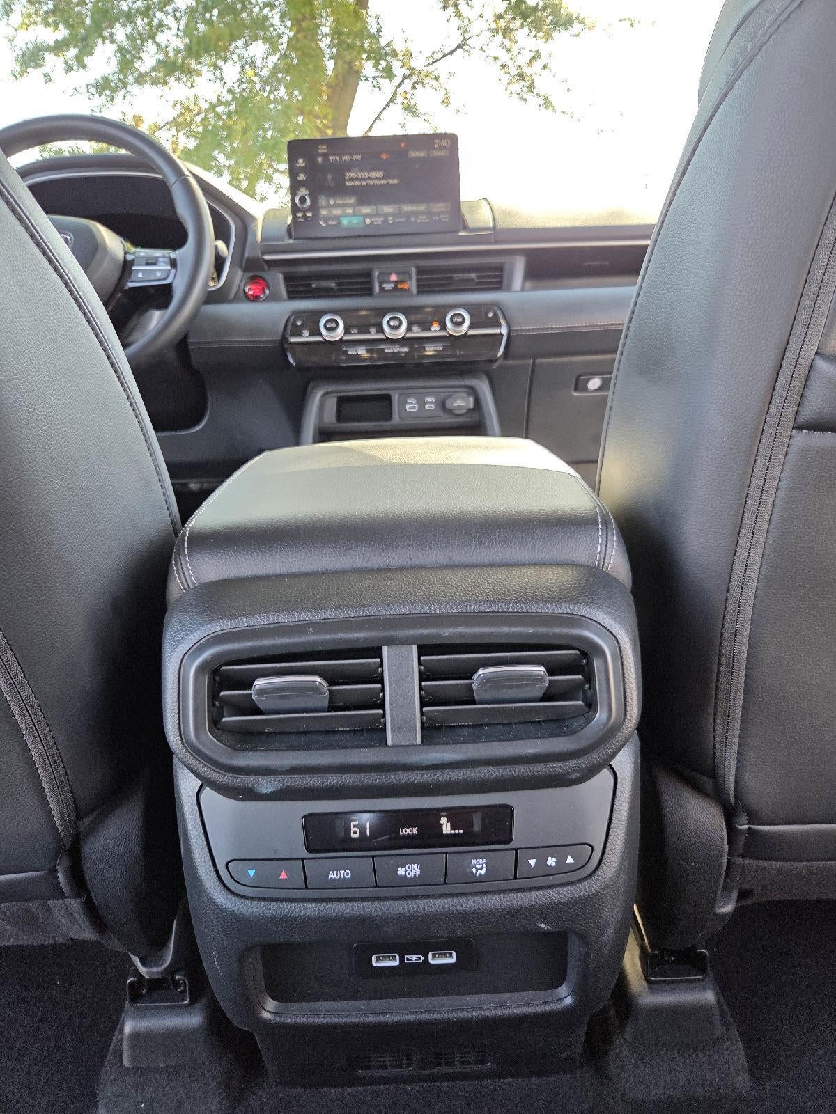 2023 Honda Pilot EX-L w/Rear Captain's Chairs