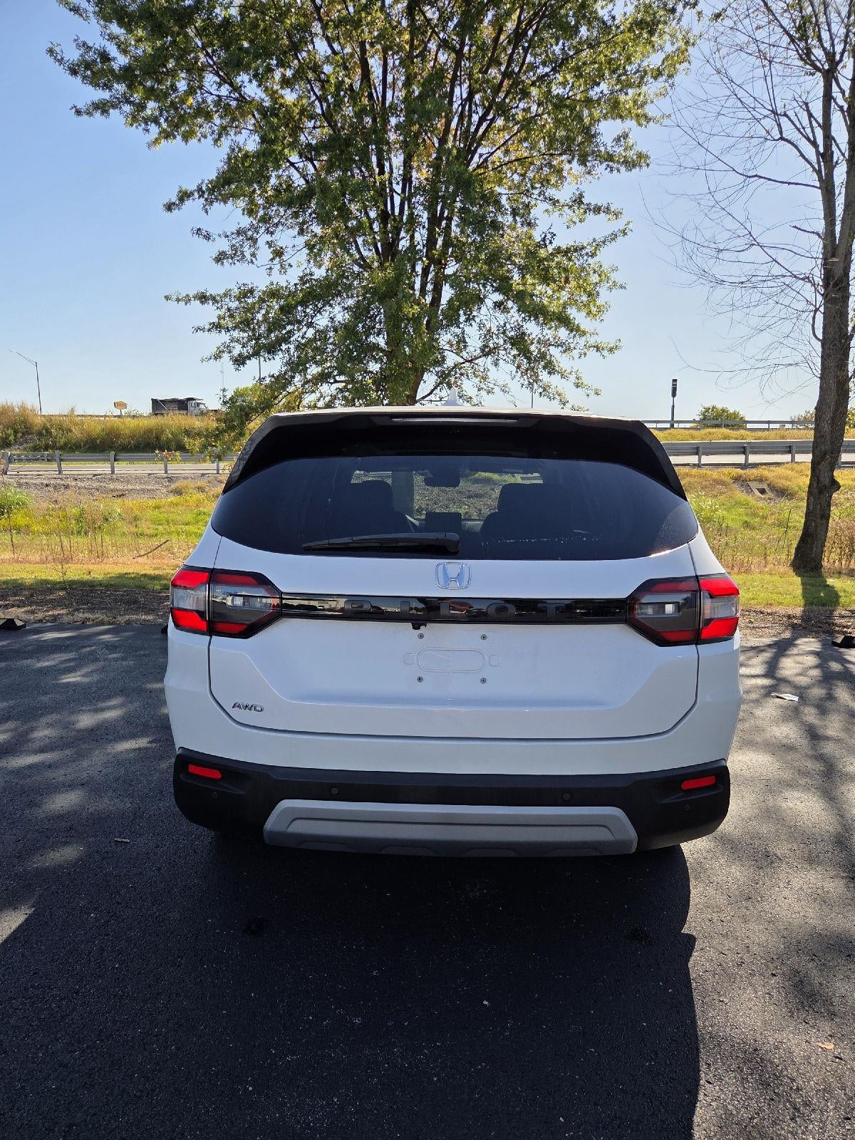 2023 Honda Pilot EX-L w/Rear Captain's Chairs