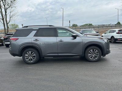 2024 Nissan Pathfinder SV
