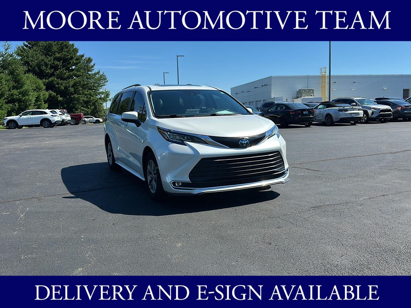 2022 Toyota Sienna XLE 7-Passenger Hybrid AWD's photo