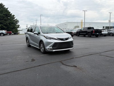 2024 TOYOTA TRUCK SIENNA XLE