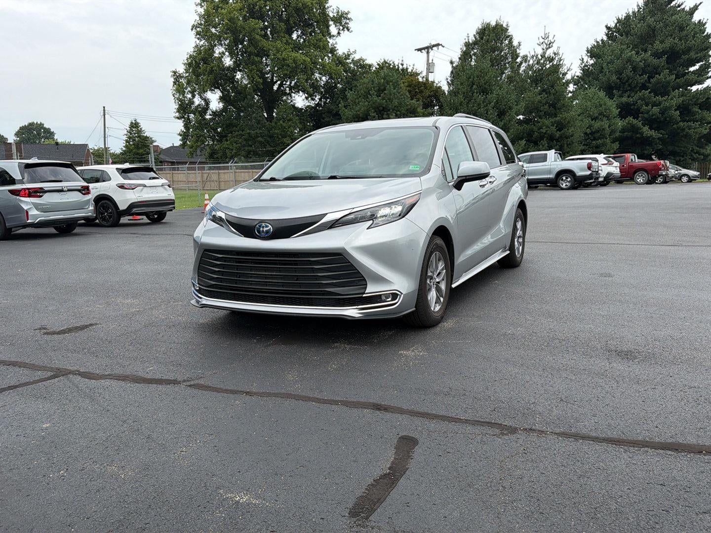 2024 TOYOTA TRUCK SIENNA XLE