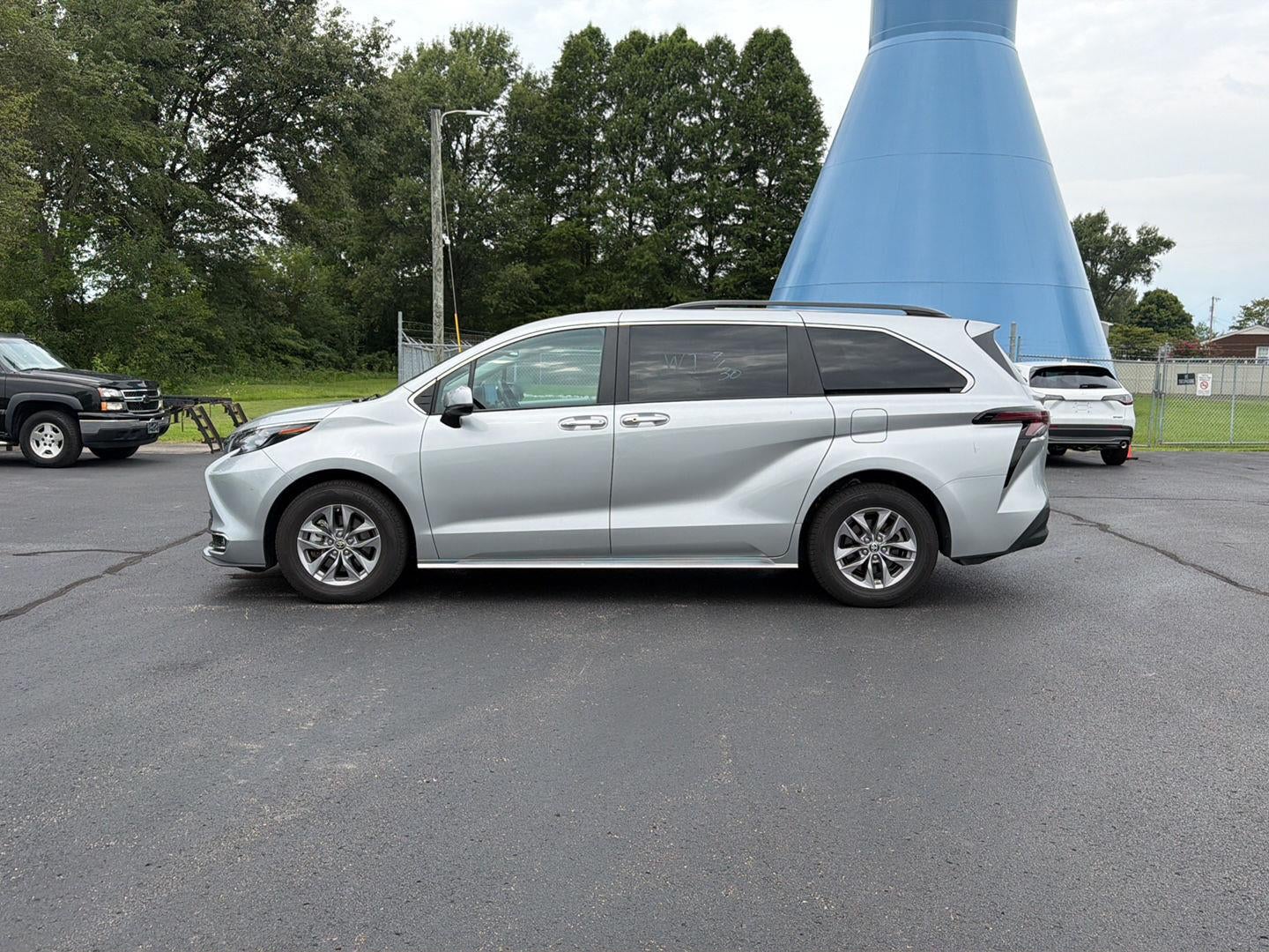 2024 TOYOTA TRUCK SIENNA XLE